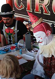 Kinderschminken mit den Clowns vor dem Caf&eacute; des Artistes (&copy;Foto: Martin Schmitz)